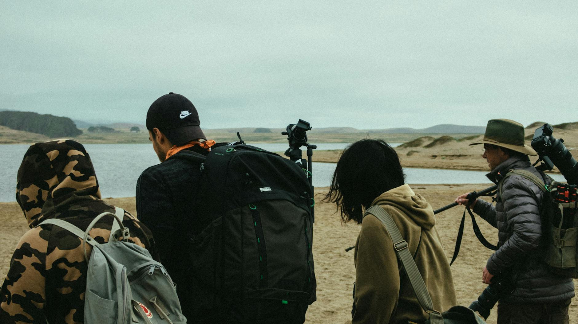 Plan wycieczki jednodniowej: harmonogram, przerwy, jedzenie i tempo grupy Grupa uczestników wycieczki fotograficznej nad morzem