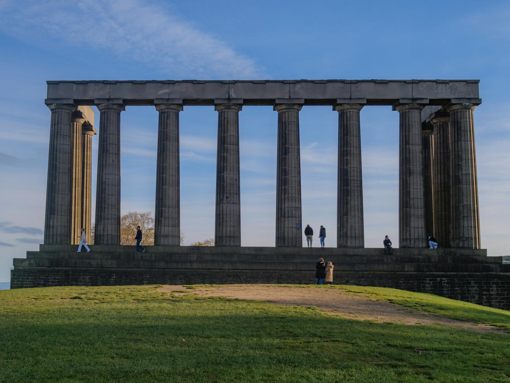 Ludzie spacerują przy National Monument of Scotland na Calton Hill w Edynburgu
