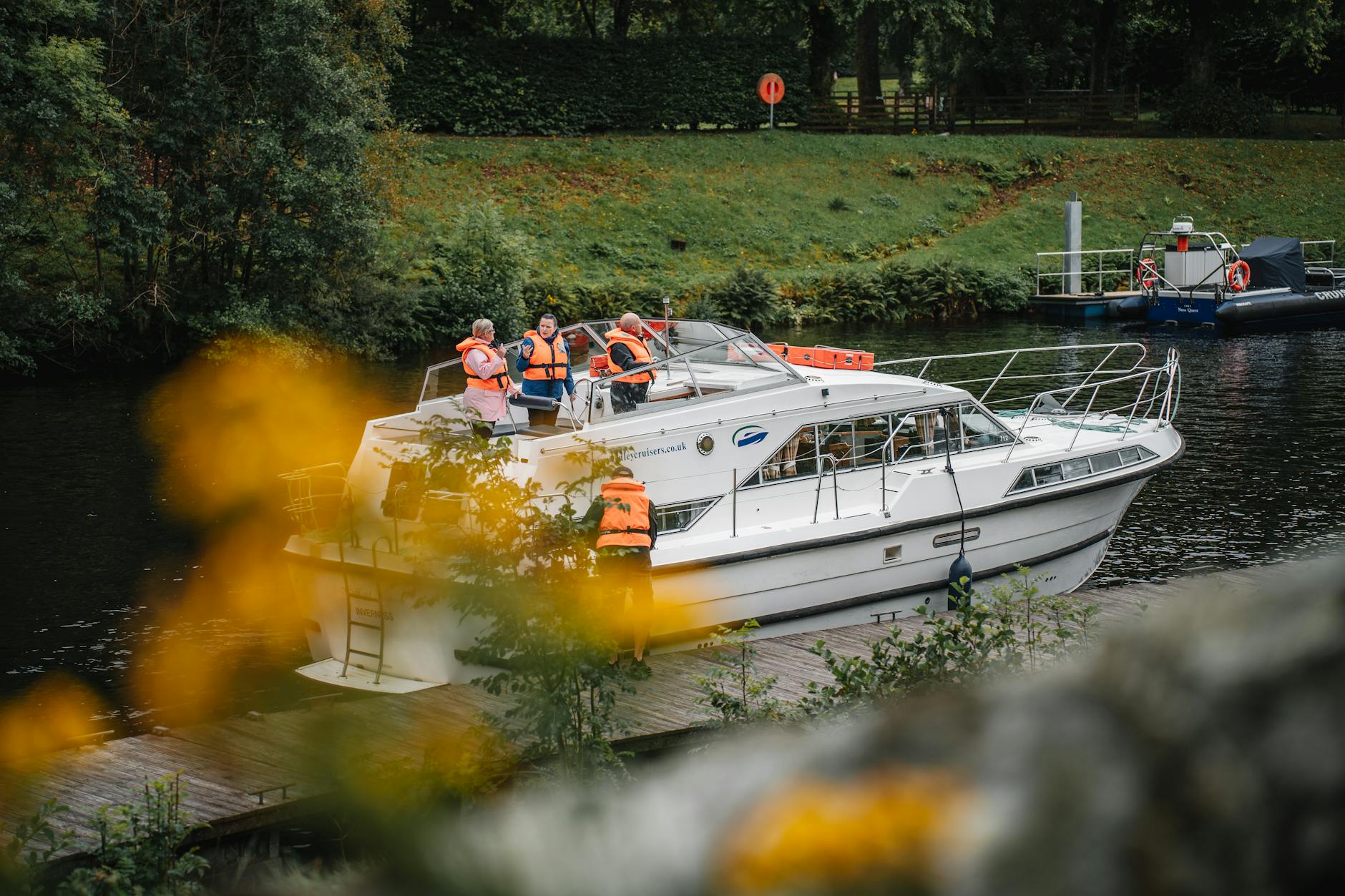 Rodzina płynie łódką po Kanale Kaledońskim w Fort Augustus Rodzina płynie łódką po Kanale Kaledońskim w Fort Augustus