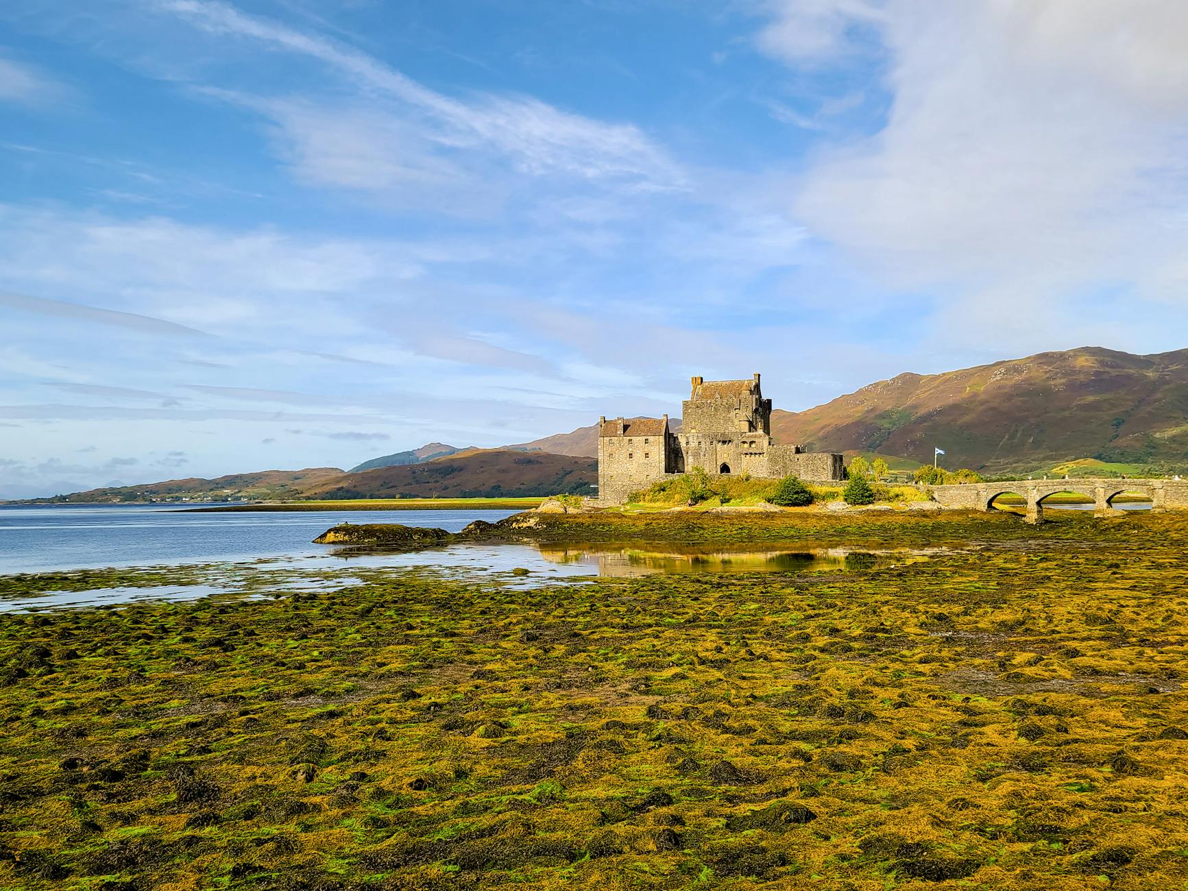 Zamek Eilean Donan nad Loch Duich w szkockim krajobrazie