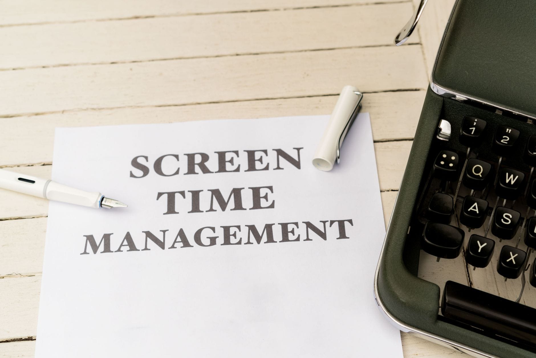 Rodzinny kontrakt ekranowy do druku: gotowy wzór i zasady, które dzieci akceptują Maszynka do pisania z kartką Screen Time Management na drewnianym stole