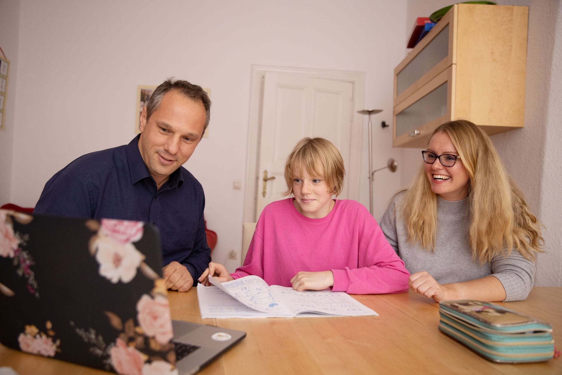 Rodzina ucząca się razem przy laptopie w domu